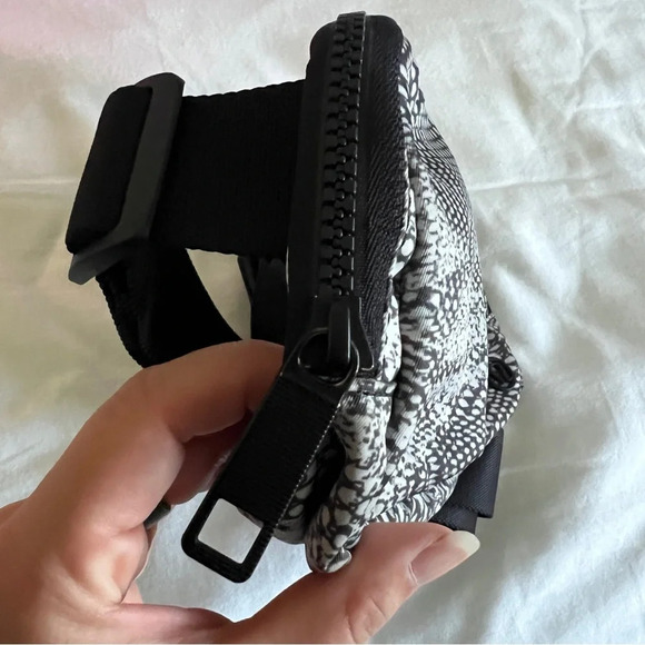 🧡 Lululemon OG 2018 Everywhere Belt Bag - Swerve Vapor Metal Grey - Picture 2 of 8